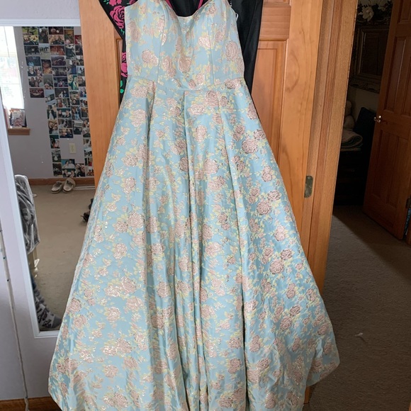 Mac Duggal Prom Dress - Picture 3 of 3